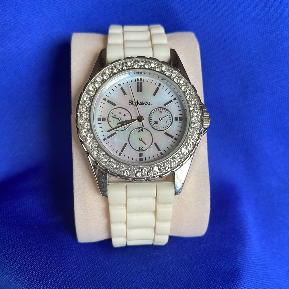 Women’s watch by Style&co. Needs battery. No missing gems. Super cute.